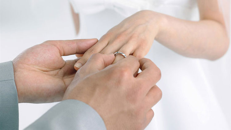 Les traditions du mariage : L'alliance alliance